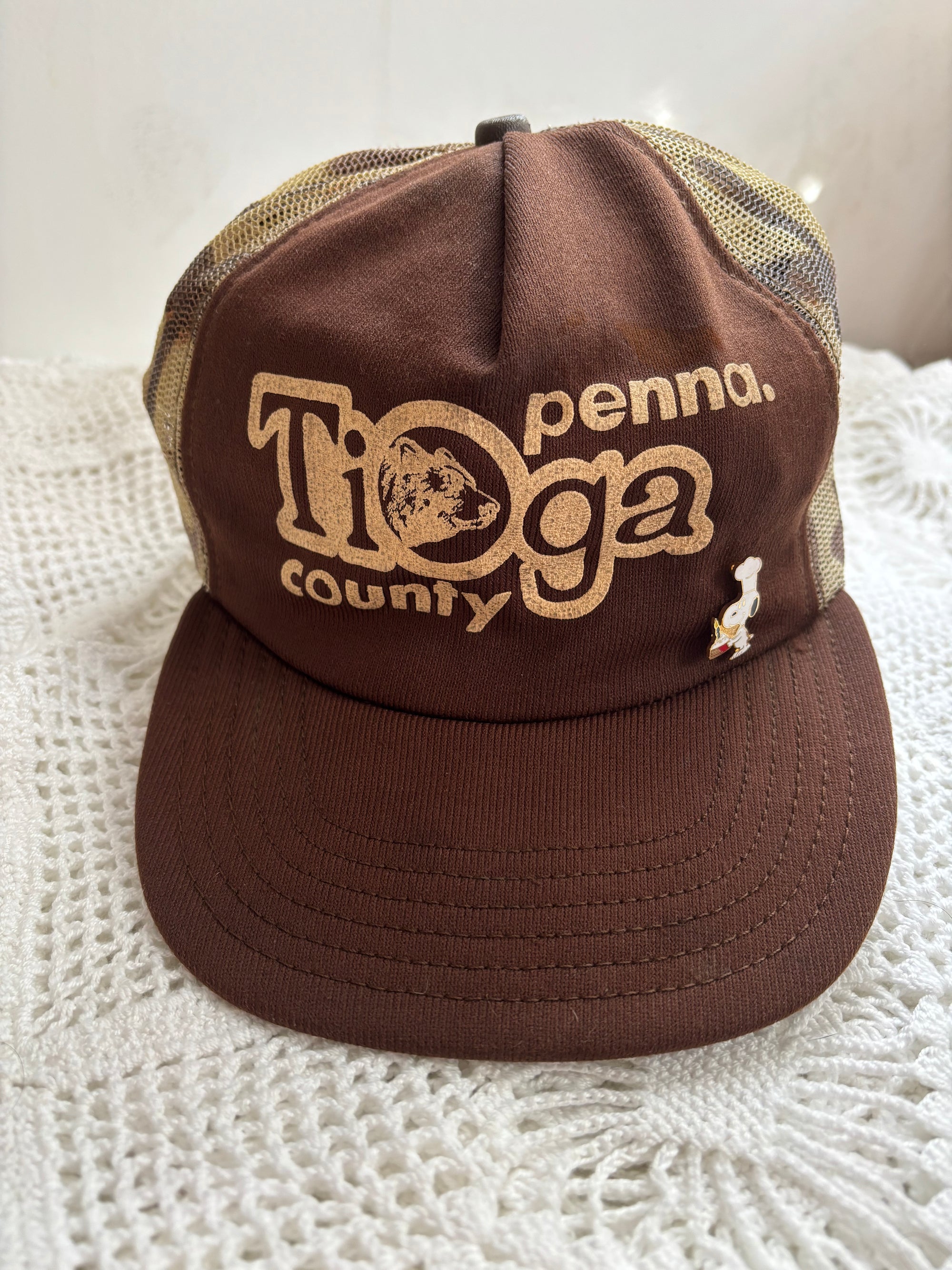 Camo vintage trucker hat w snoopy pin